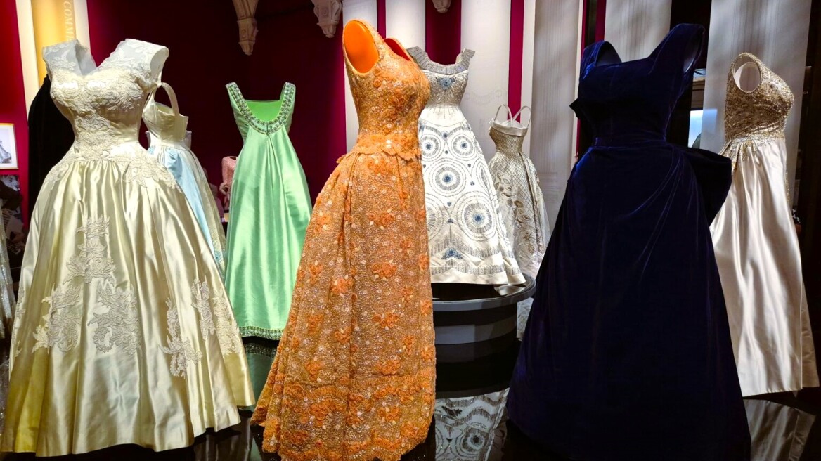 Επισκεφθήκαμε την blockbuster έκθεση «Queen Elizabeth II: Her Life in Style» στο Λονδίνο