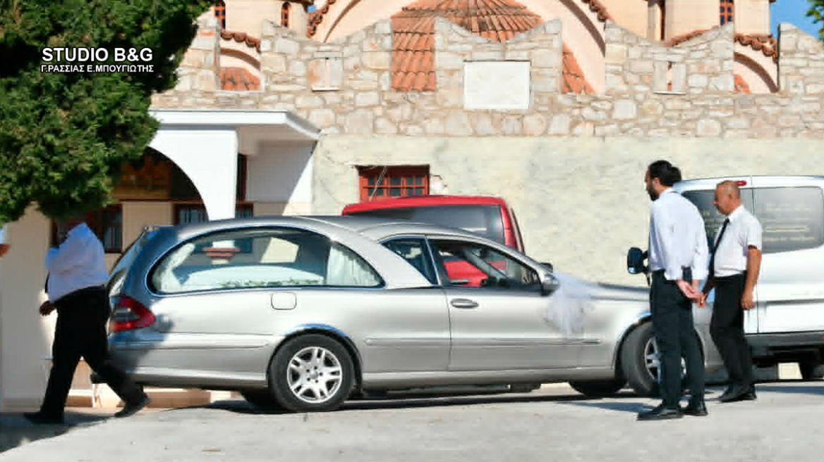 Άργος: Σε κλίμα οδύνης η κηδεία του 20χρονου Θοδωρή που έπεσε νεκρός από πυροβολισμούς αστυνομικών