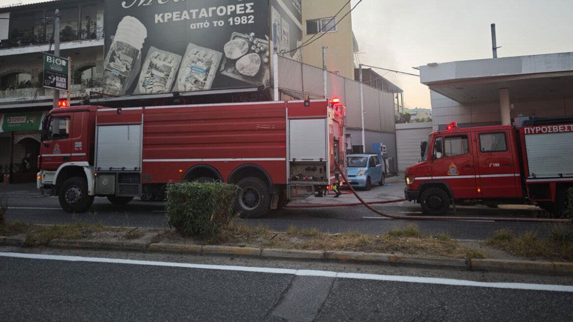 Φωτιά σε επιχείρηση στο Μενίδι, κλειστό τμήμα της λεωφόρου Δημοκρατίας