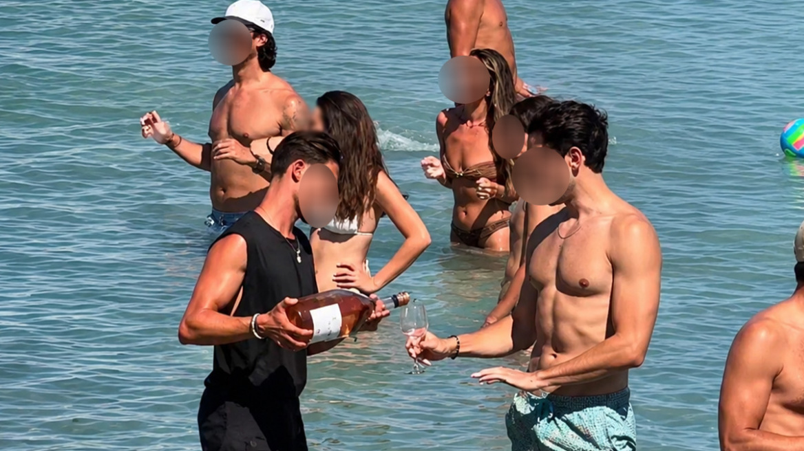 Βίντεο: Αντιδράσεις στα social media για τον σερβιτόρο «Ράμπο» που σερβίρει κρασί μέσα στη θάλασσα