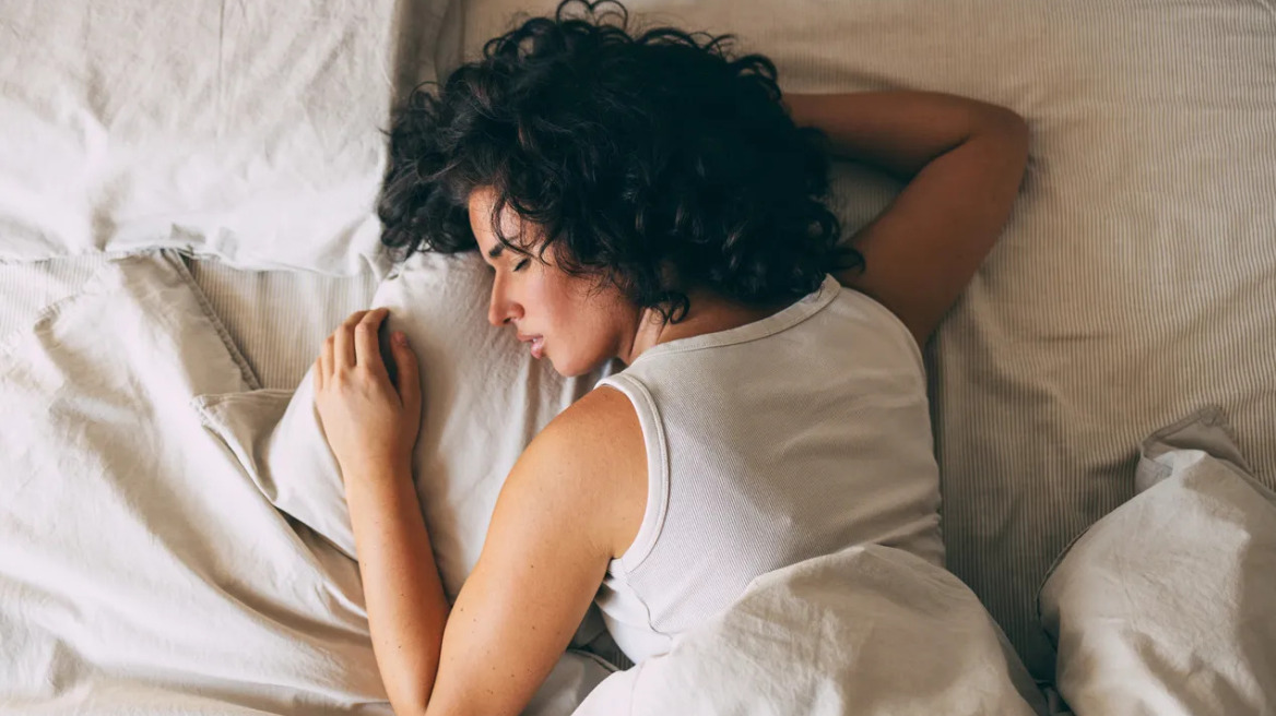 8 χρήσιμα tips για ποιοτικό ύπνο το καλοκαίρι – Δύο ειδικοί συμβουλεύουν
