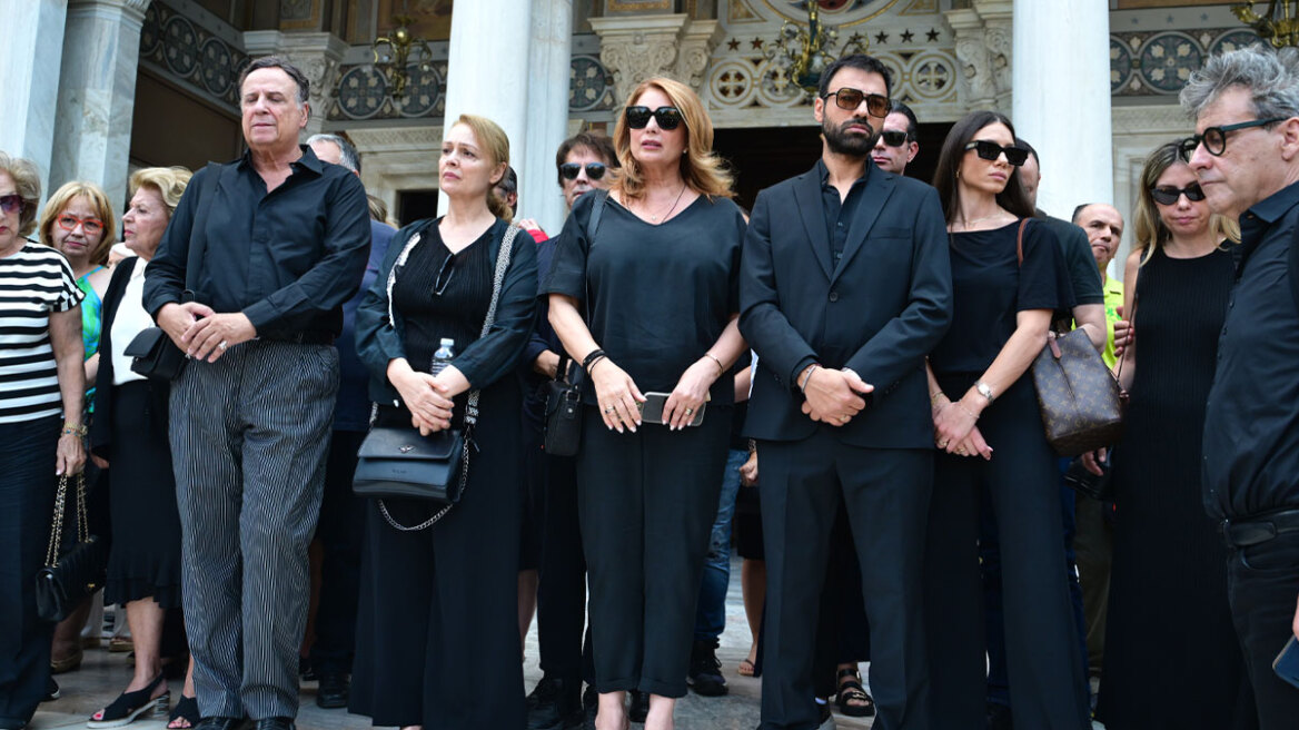 «Ταξιδιάρα ψυχή και αιώνια έφηβη»: Με δάκρυα στα μάτια αποχαιρέτησαν φίλοι και συγγενείς τη Μάρω Κοντού