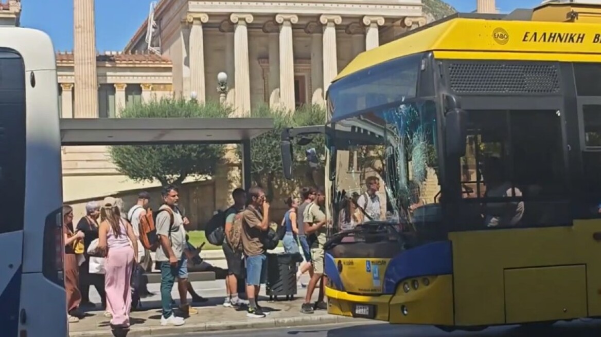 Λεωφορείο συγκρούστηκε με τρόλεϊ στην Πανεπιστημίου, 4 ελαφρά τραυματίες, δείτε βίντεο