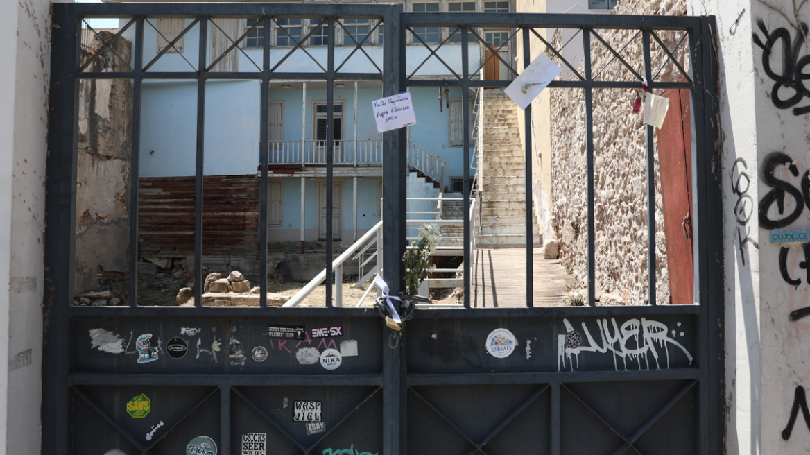 «Καλό ταξίδι κυρία Ελενίτσα μας»: Συγκινούν τα σημειώματα για τη Μάρω Κοντού έξω από το σπίτι που γυρίστηκε η ταινία «Η δε γυνή να φοβήται τον άνδρα»
