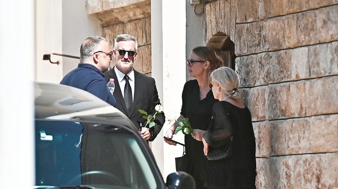 Συγγενείς και φίλοι αποχαιρετούν τον Λορέντζο Καριέρε, δείτε βίντεο και φωτογραφίες