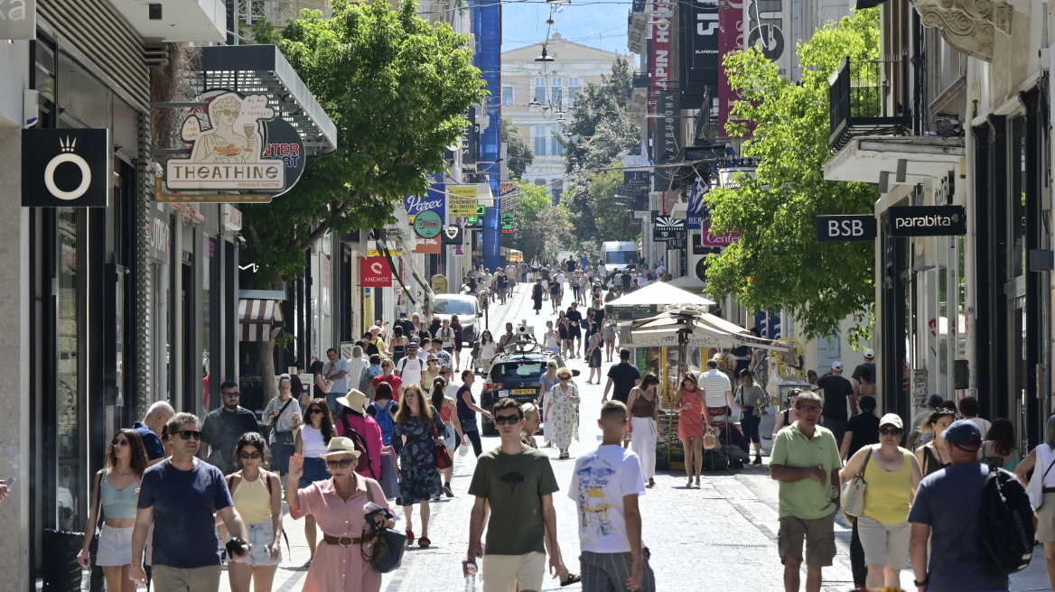 Κυριακή με ανοιχτά καταστήματα: Πολύ αυξημένη η κίνηση σε Ερμού, δείτε βίντεο  