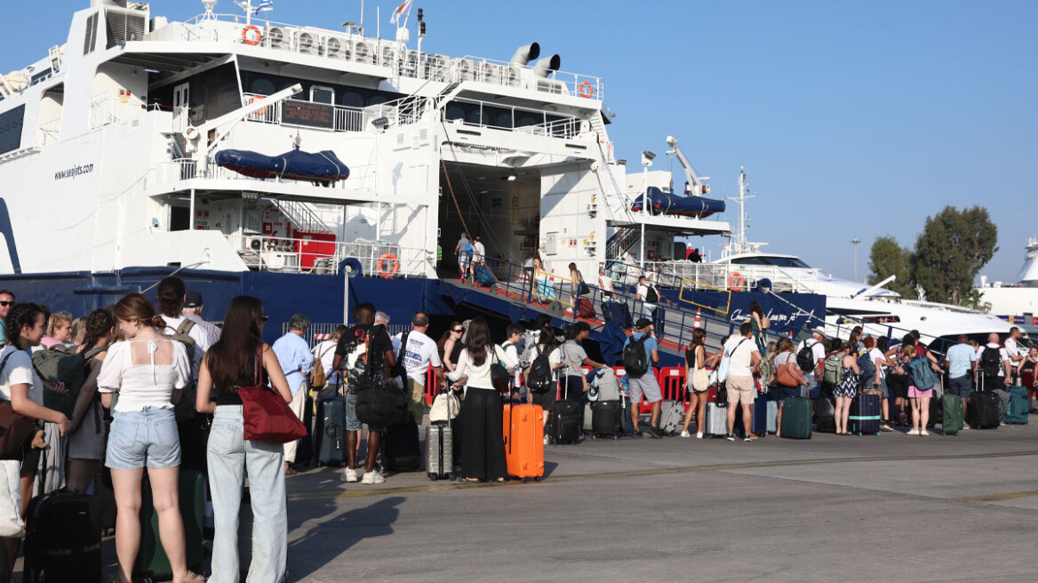 Κορυφώνεται η έξοδος των αδειούχων του Ιουλίου, αυξημένη η κίνηση στο λιμάνι του Πειραιά, δείτε φωτογραφίες