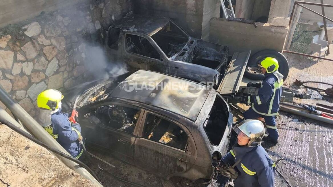 Αναστάτωση στα Χανιά: Δύο σταθμευμένα ΙΧ τυλίχθηκαν στις φλόγες, δείτε εικόνες