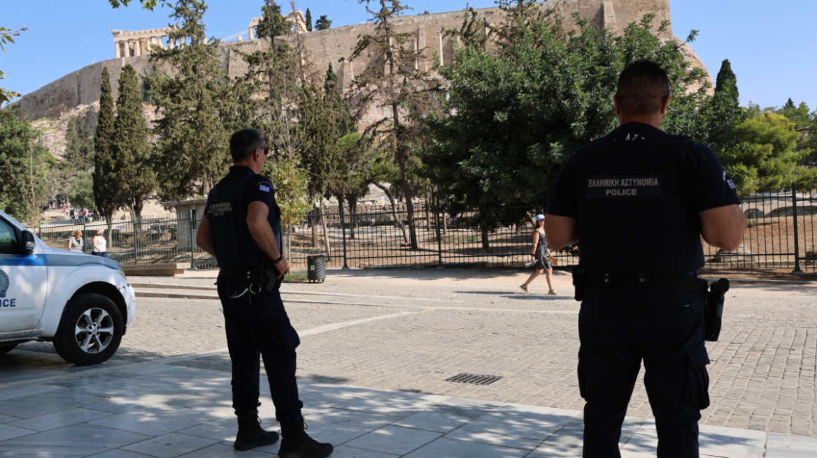 Συνελήφθησαν τρεις ανήλικοι για απόπειρα ληστείας στο κέντρο της Αθήνας