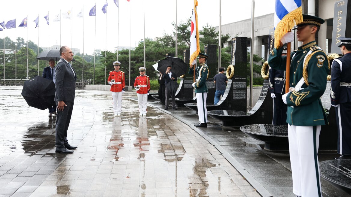 Κορέα: Ο Γεραπετρίτης κατέθεσε στεφάνι προς τιμήν των μελών της Ελληνικής Εκστρατευτικής Δύναμης