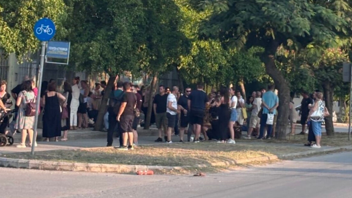 Τεράστιες ουρές για διαβατήριο στη Λάρισα: Από τα ξημερώματα περιμένουν έξω από το ΑΤ όσοι δεν έχουν εκδόσει νέα ταυτότητα