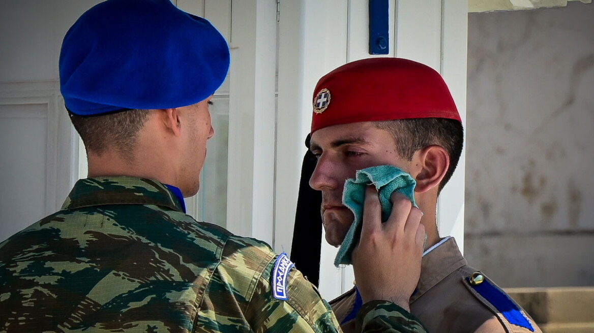 Ακίνητοι οι Εύζωνες εν μέσω καύσωνα, τους δίνουν νερό και τους σκουπίζουν τον ιδρώτα, δείτε φωτογραφίες 