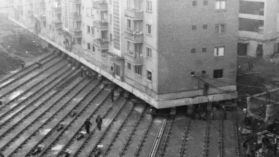Έκοψαν στα δύο πολυκατοικία 7.600 τόνων αντί να τη γκρεμίσουν: Τη μετέφεραν 55 μέτρα με τους κατοίκους μέσα