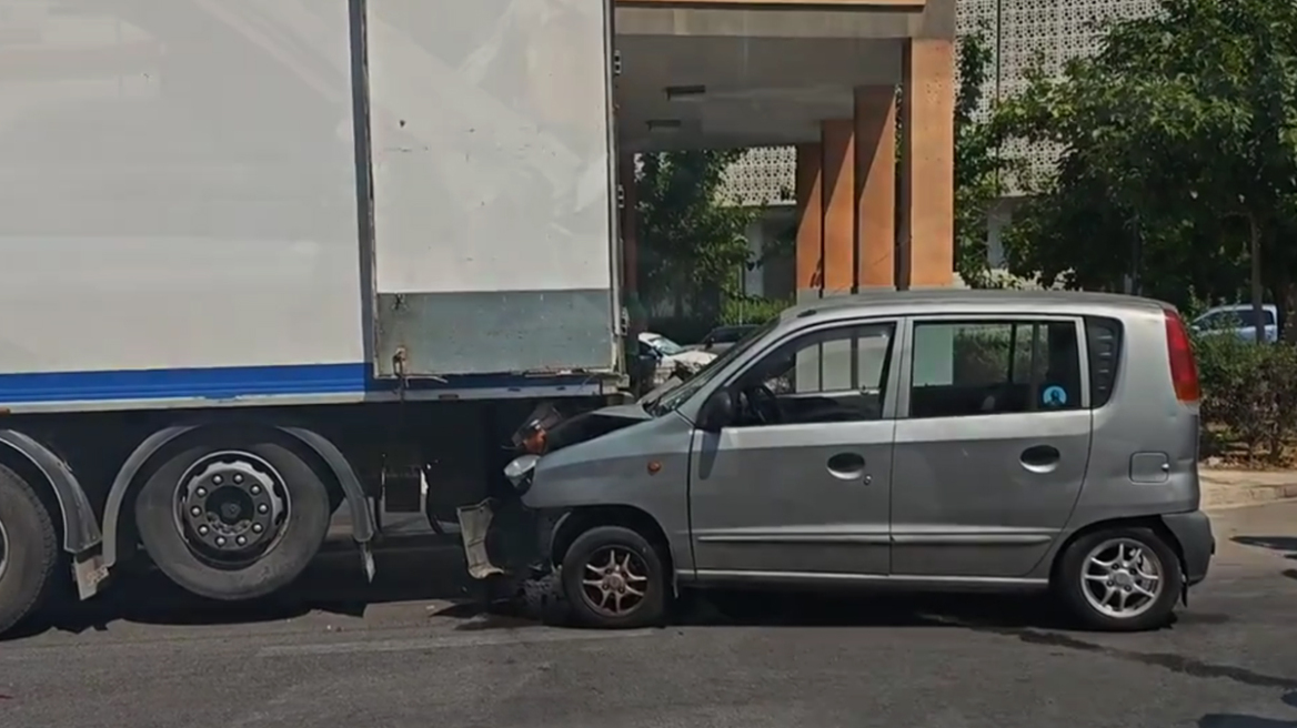 Τροχαίο με τραυματία στον Κεραμεικό, διακοπή της κυκλοφορίας στην Πειραιώς - ΙΧ έπεσε πίσω από φορτηγό, δείτε βίντεο

