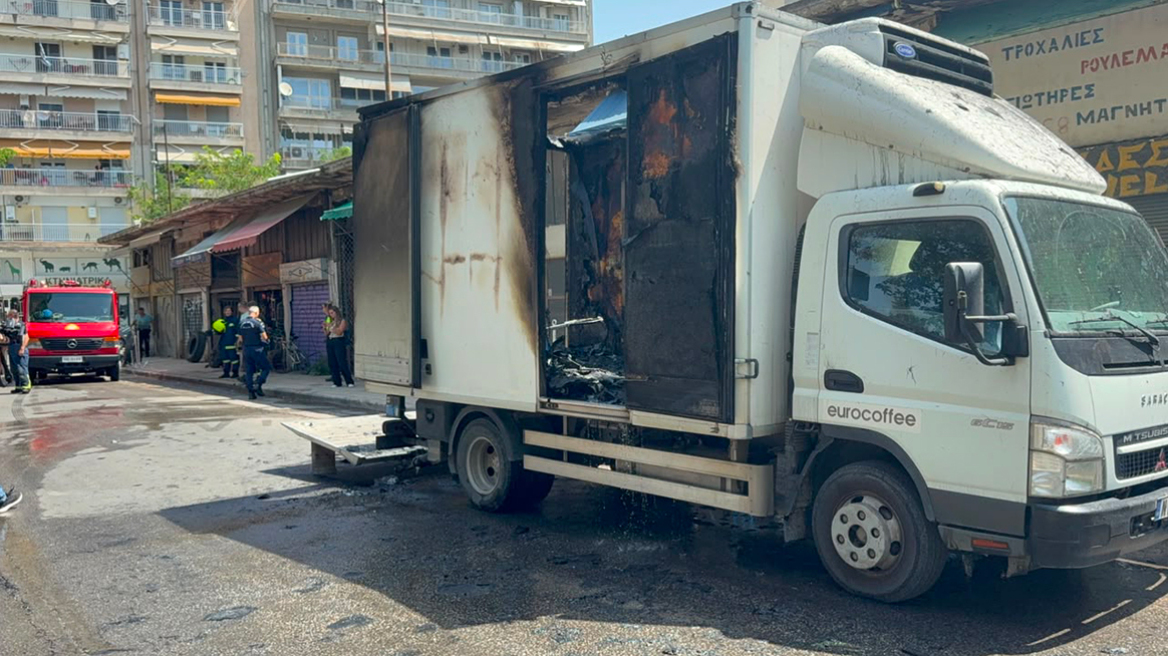 Θεσσαλονίκη: Φωτιά σε φορτηγό που κινούνταν στην Γιαννιτσών, δείτε βίντεο