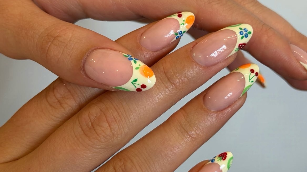 «Fruit nails»: Η τάση που φέρνει τα φρούτα στο επίκεντρο του καλοκαιρινού μας μανικιούρ
