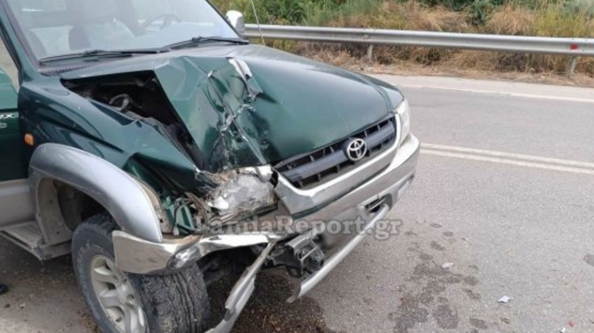 Τροχαίο σε παράδρομο της εθνικής οδού στη Φθιώτιδα: Ηλικιωμένος οδηγός έπεσε σε αγροτικό που έκανε εργασίες