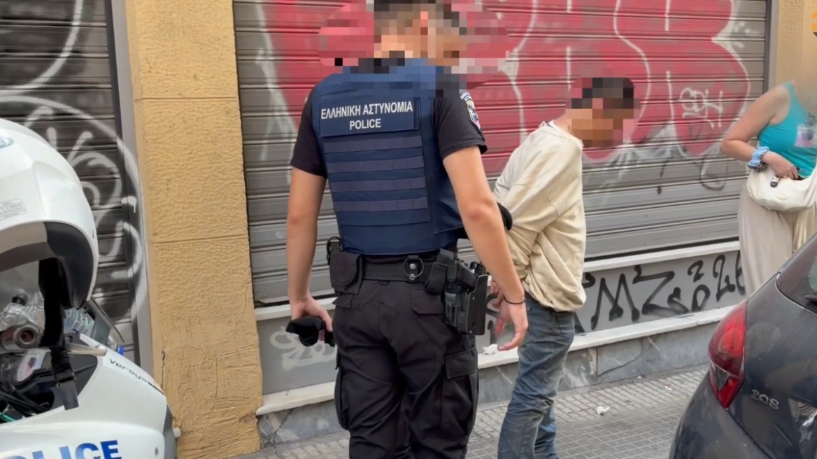 Ομόνοια: Συνελήφθη επ’ αυτοφώρω διαρρήκτης που έσπασε παράθυρο αυτοκινήτου, δείτε βίντεο

