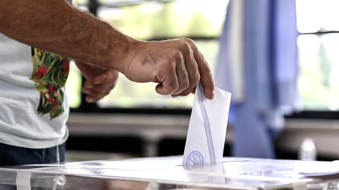 Δημοσκοπήσεις πριν από τη ΔΕΘ: Γιατί η ΝΔ βλέπει το «3 μπροστά» στα ποσοστά, μάχη για το 10,6% των αναποφάσιστων