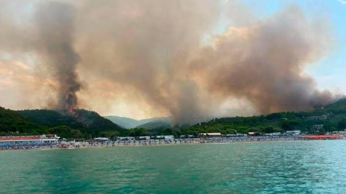 Εκατοντάδες τουρίστες και λουόμενοι απομακρύνθηκαν από τη θάλασσα σε πυρκαγιά στην Ιταλία
