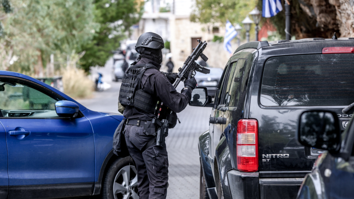 «Θα πάρω τους φουσκωτούς και θα πάω εκεί, θα έπρεπε να συλλάβεις τον δήμαρχο»: Οι συνομιλίες με τον αξιωματικό διοικητής υπηρεσίας που εμπλέκεται στη μαφία των Χανίων