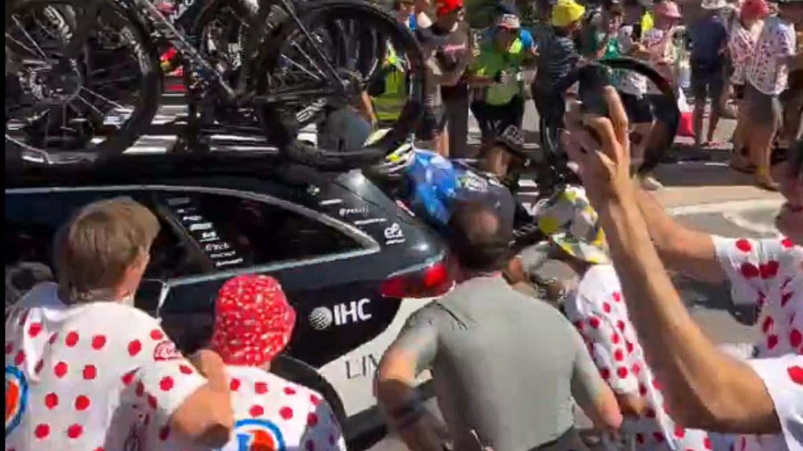 «Χούλιγκαν» του Tour de France δημιουργούν προβλήματα: Κολομβιανός αθλητής συγκρούστηκε με αυτοκίνητο που πάτησε φρένο για να μην πατήσει θεατή, δείτε βίντεο