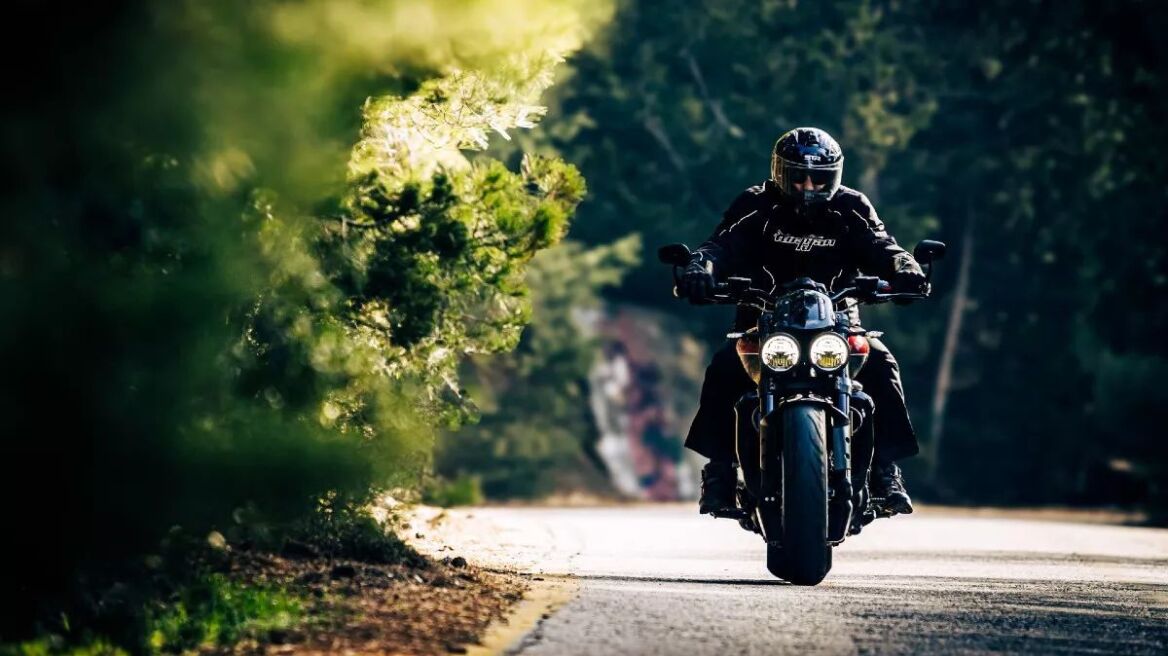 Δοκιμάζουμε την εξωτική Triumph με τον κινητήρα 2,5 λίτρων - Πόσο κοστίζει;