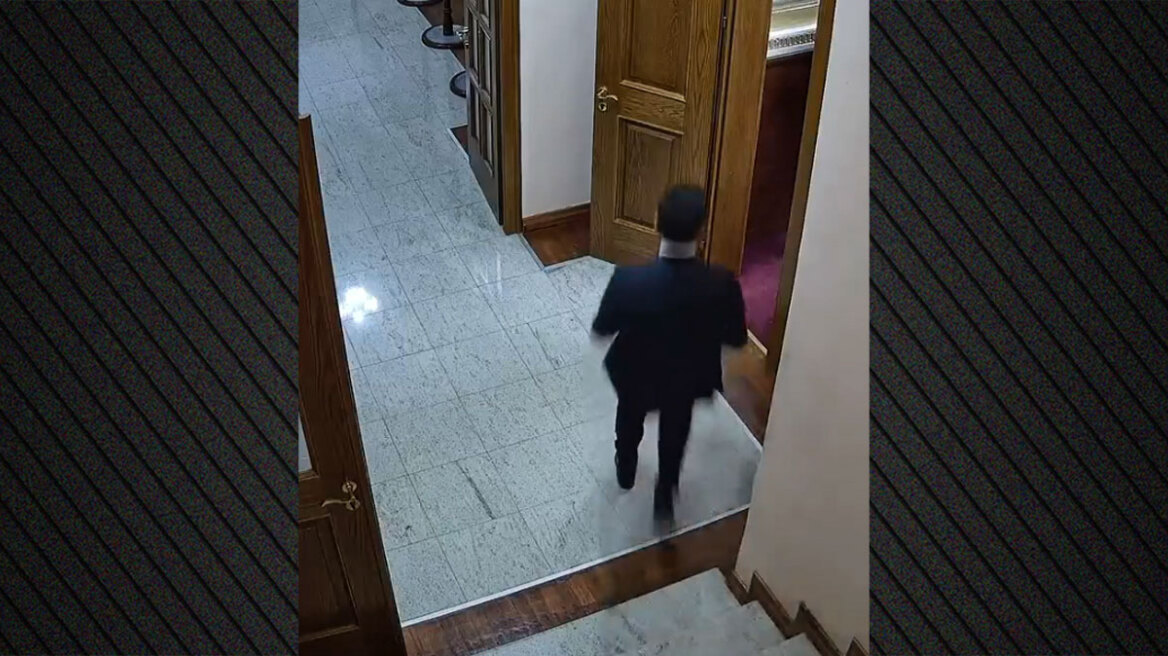 Δείτε βίντεο: Αλβανός βουλευτής αρπάζει απόρρητη συμφωνία με τις ΗΠΑ και τρέχει, μία υπάλληλος τον κυνηγά και πέφτει από τις σκάλες