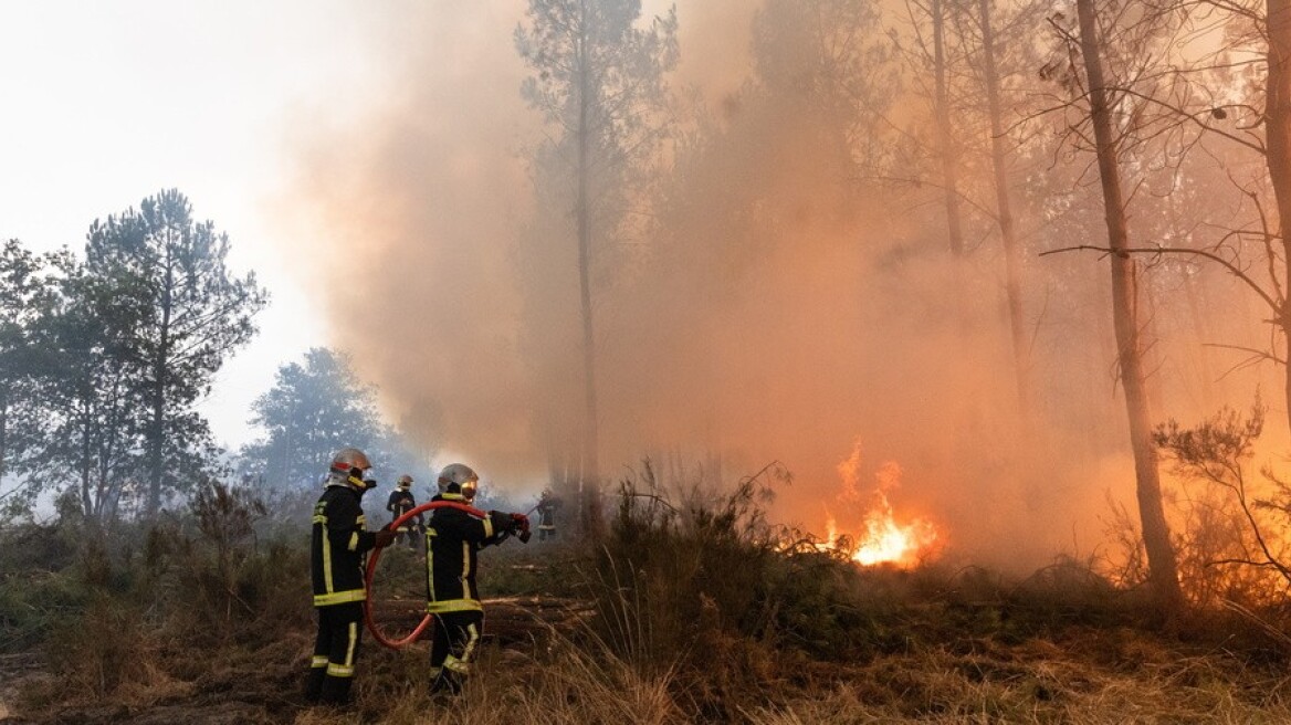 Οι φλόγες στη Γαλλία απειλούν και κρίσιμες πυρηνικές και αμυντικές εγκαταστάσεις
