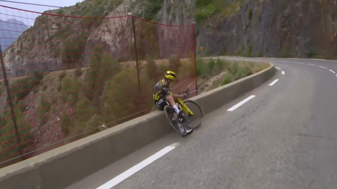 Παρά τρίχα τραγωδία στο Tour de France: Αθλητής σώθηκε από πτώση σε γκρεμό για λίγα εκατοστά, δείτε βίντεο 
