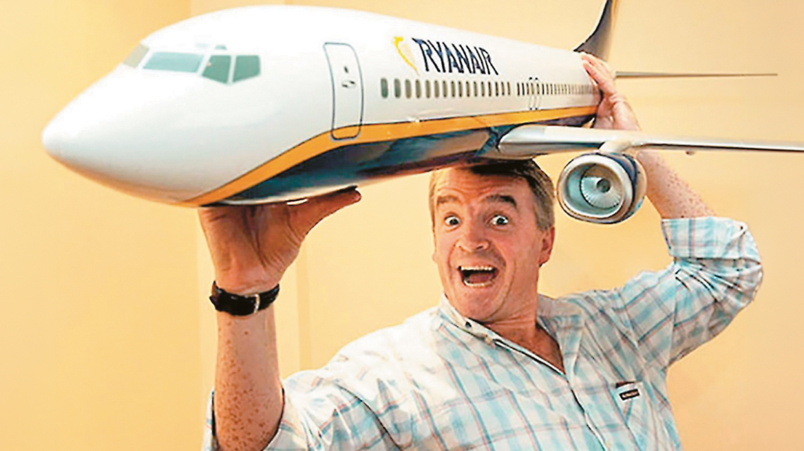 Ryanair: Το μοντέλο του low cost στα όριά του, το παράθυρο που έσπασε και οι καταγγελίες για κρυφές χρεώσεις και αυστηρά πρόστιμα