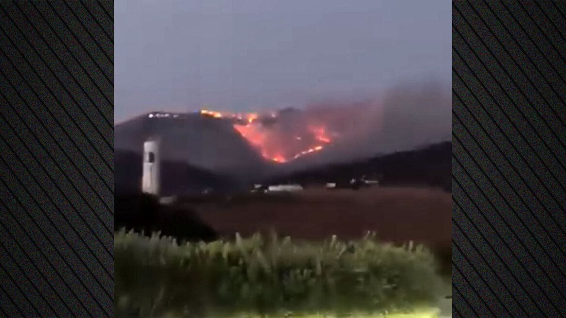 Νέα μηνύματα του 112 για τη μεγάλη φωτιά στην Πάρο,  οι φλόγες πέρασαν από την περιοχή της Αγκαιριάς και κινούνται προς την Τρυπητή
