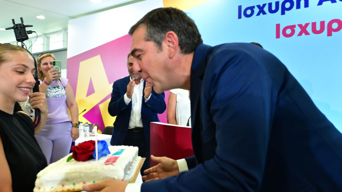 Τα κεράσματα και η τούρτα έκπληξη για τον Τσίπρα στην εκδήλωση της ΕΛΑΣ, δείτε βίντεο