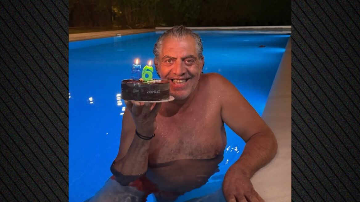 Ο Κούλλης Νικολάου έκλεισε τα 56, η φωτογραφία με την τούρτα γενεθλίων του μέσα σε πισίνα