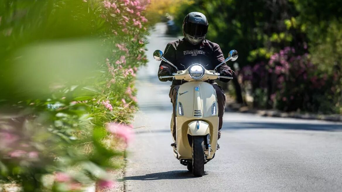 Δοκιμάζουμε τη ρετρό Vespa Primavera - Πόσο κοστίζει στην Ελλάδα;