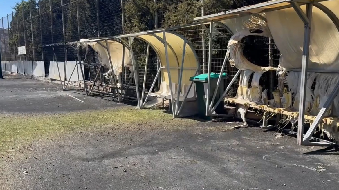 Η φωτιά στο Ρέθυμνο έλιωσε πάγκους, καθίσματα και σκέπαστρα στο γήπεδο στις Μέλαμπες, δείτε βίντεο 