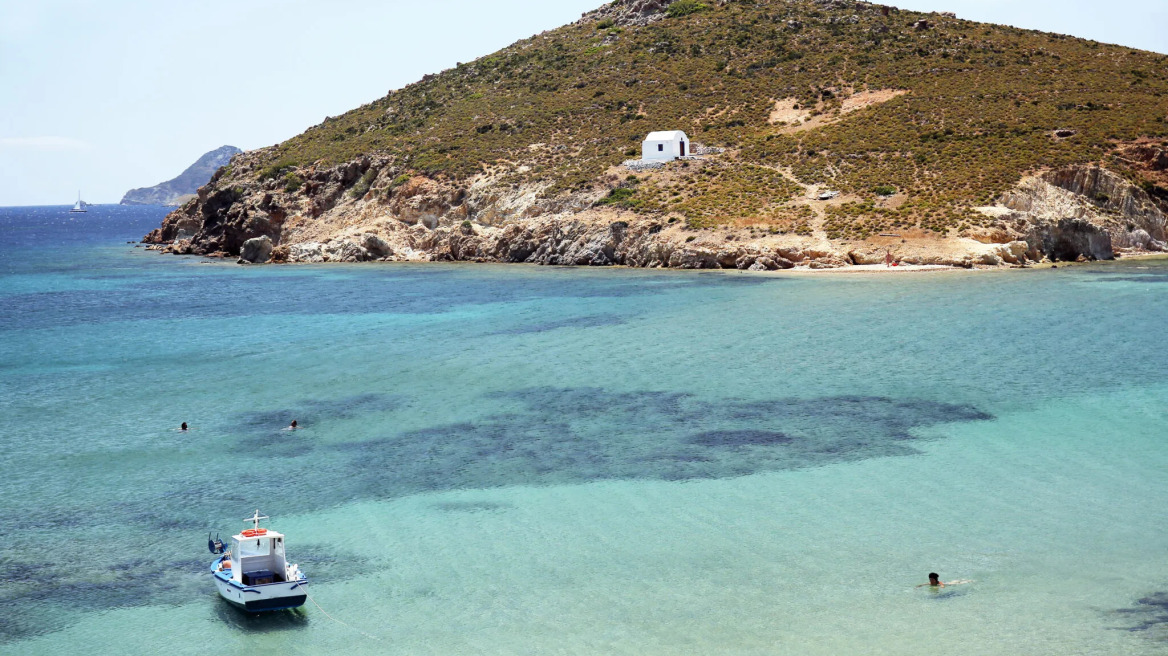 Διακοπές στην Πάτμο: Βουτιές στις ωραιότερες παραλίες της