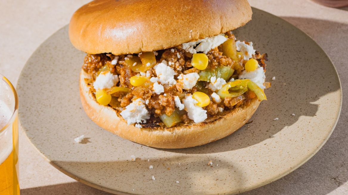 Sloppy Joe με πιπεριές κέρατο και φέτα