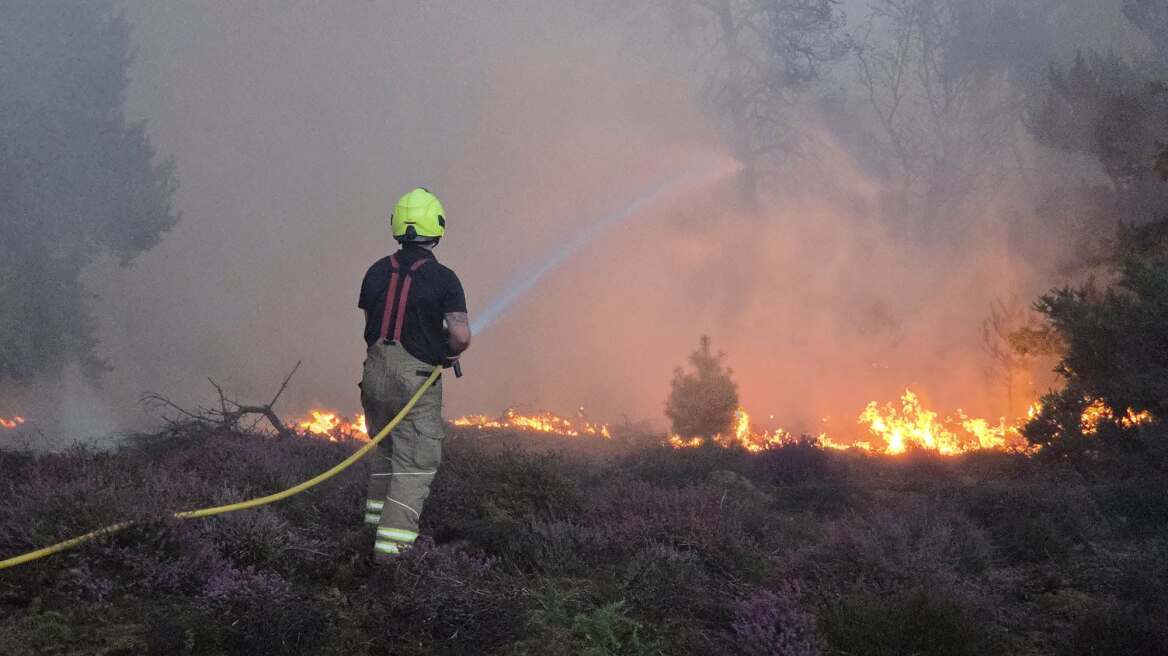 Οι φωτιές μεταναστεύουν βόρεια: Δασική πυρκαγιά ακόμη και στην Αγγλία

