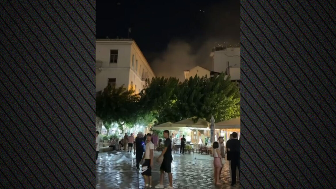 Υπό έλεγχο φωτιά στο ψητοπωλείο «Θανάσης» στο Μοναστηράκι, δείτε βίντεο