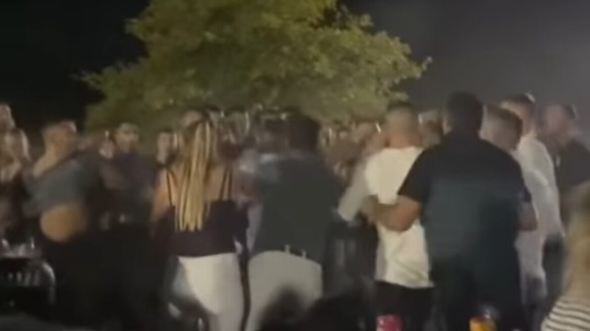«Ρε παιδιά, έλεος»: Άγριο ξύλο σε πανηγύρι που τραγουδούσε η Γωγώ Τσαμπά στην Αιτωλοακαρνανία, με... υπόκρουση τα «Καγκέλια», βίντεο