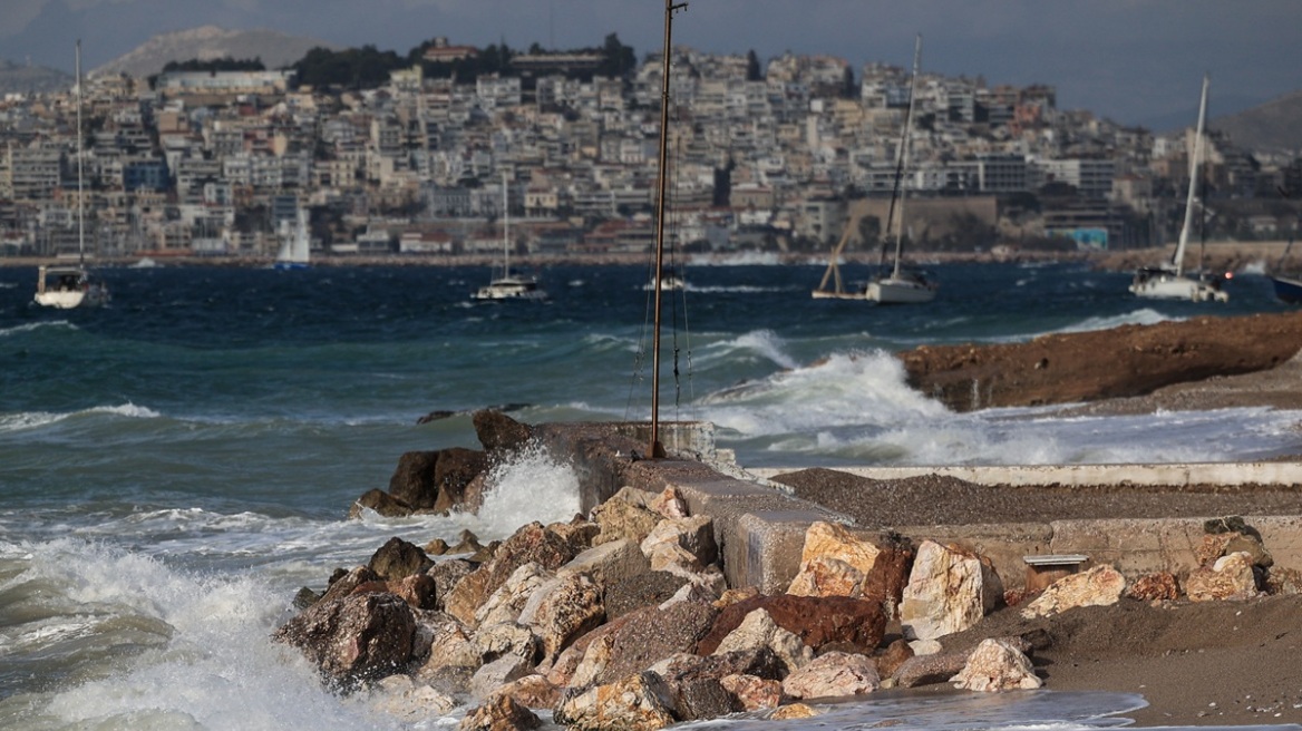 Θυελλώδεις βοριάδες στην Αττική: Στα 150 χλμ/ώρα οι ριπές ανέμου στην Πεντέλη