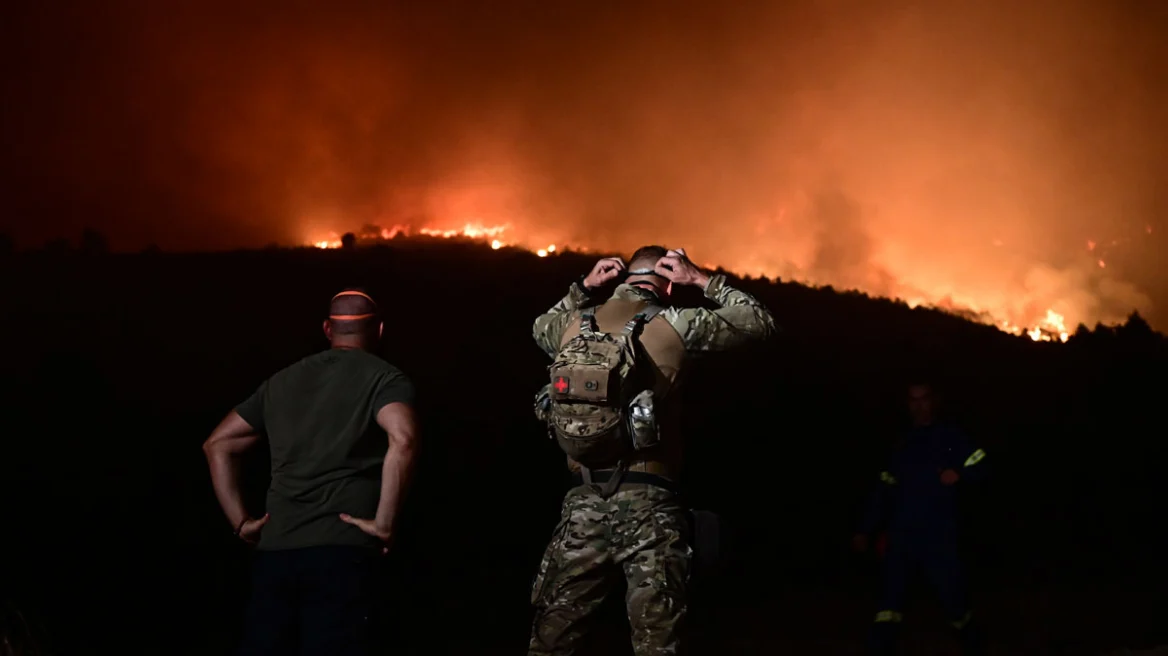 Σε εξέλιξη επιχείρηση απεγκλωβισμού από την παραλία στο Πόρτο Γερμενό: Καίγονται σπίτια, 112 για εκκένωση Μύτικα, Ψάθας Αττικής και Δομβραίνας Βοιωτίας