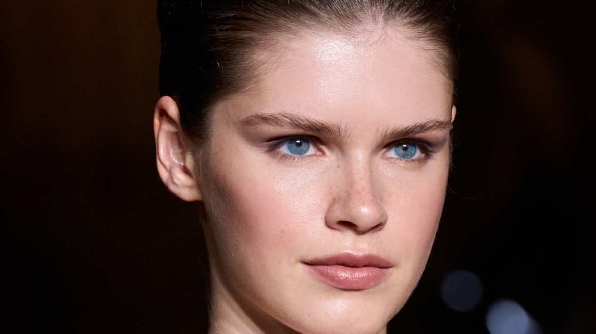 Η skincare ρουτίνα των λίγων λεπτών που χαρίζει πιο φωτεινή επιδερμίδα ακόμη και χωρίς μακιγιάζ