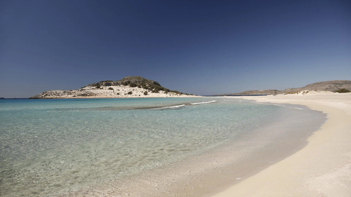 Γύρω από τη Μονεμβασιά: Παραλίες με τιρκουάζ νερά, ένα εντυπωσιακό σπήλαιο και μια προϊστορική πόλη κάτω από το νερό