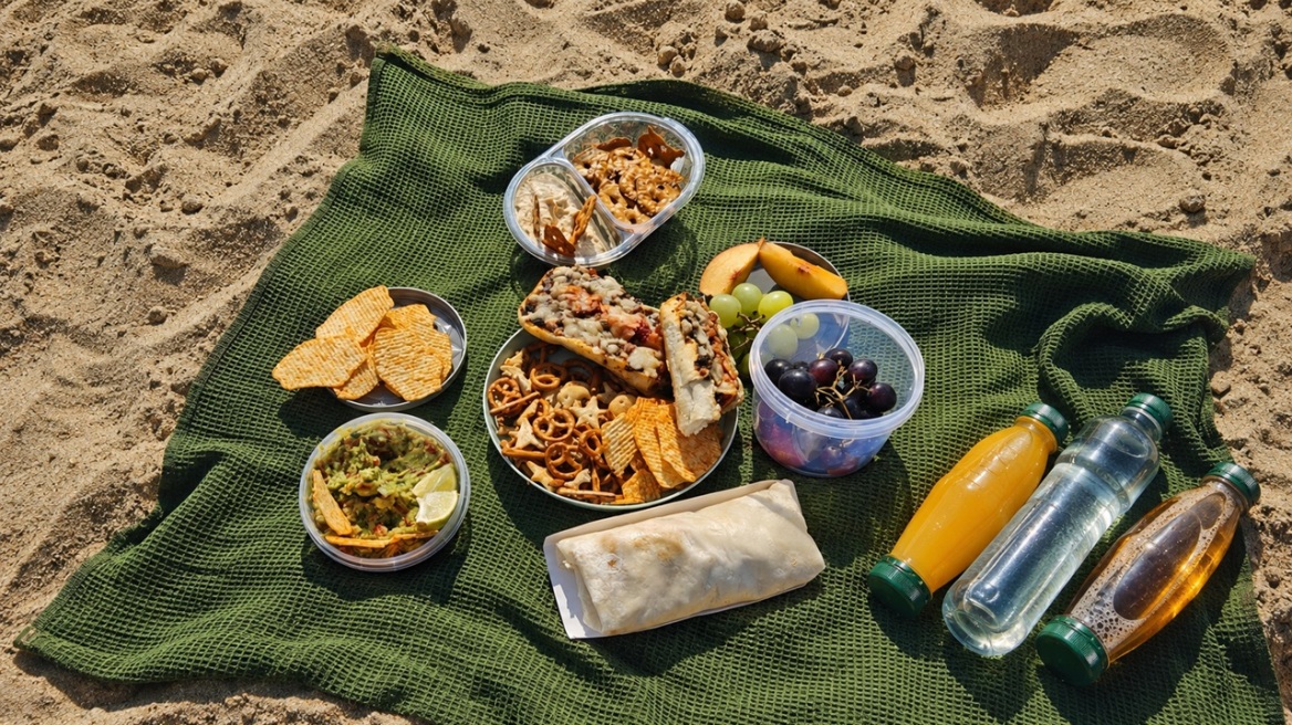 Από τους κεφτέδες στο poke bowl: Πώς άλλαξε το φαγητό στην ελληνική παραλία