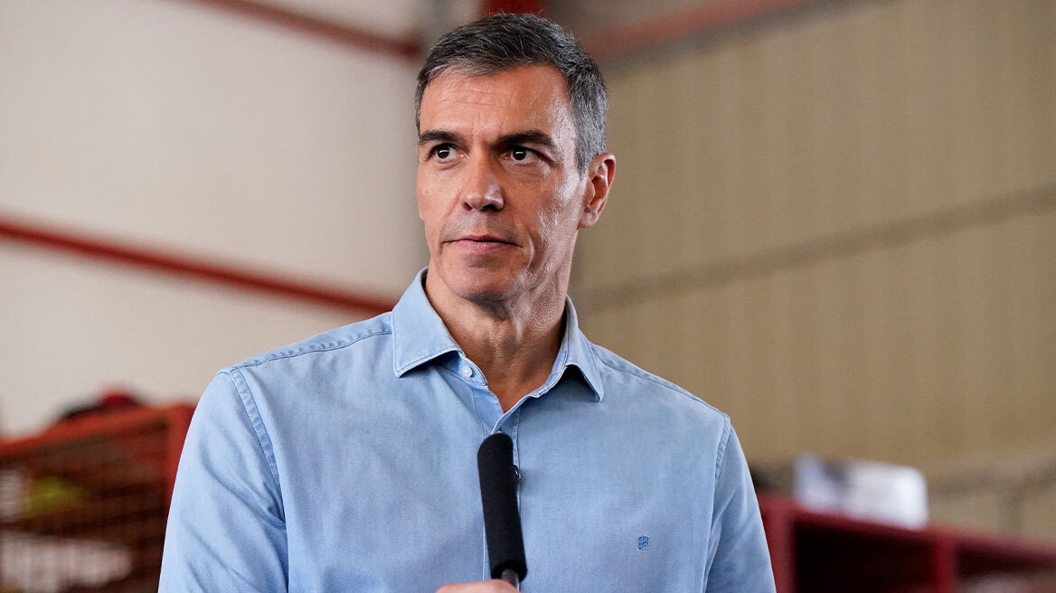 Δεν έχει τον... Θεό του: Χιλιάδες μετανάστες πλημμύρισαν τη Θέουτα, δεκάδες έχασαν τη ζωή τους και ο Σάντσεθ ανεβάζει λίστες με τραγούδια
