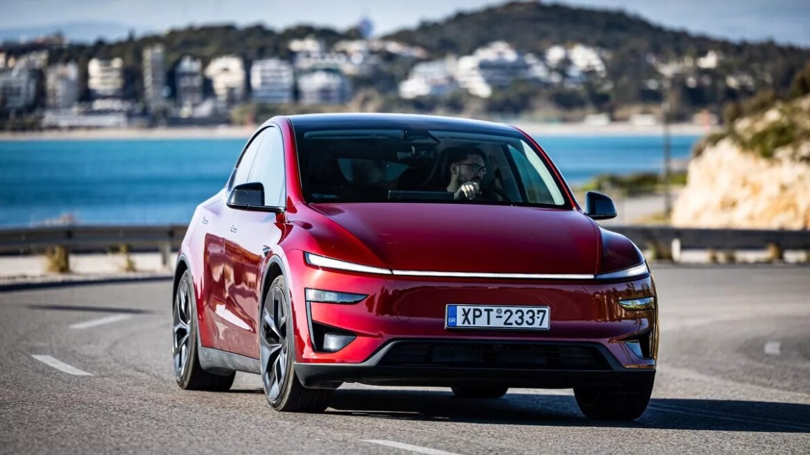 Ο νέος ψηφιακός βοηθός της Tesla μιλάει Ελληνικά