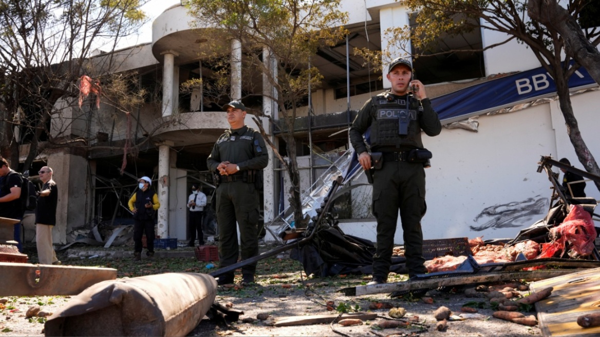 Τουλάχιστον 14 τραυματίες σε έκρηξη φορτηγού παγιδευμένου με εκρηκτικά έξω από αστυνομικό τμήμα στην Κολομβία, δείτε βίντεο