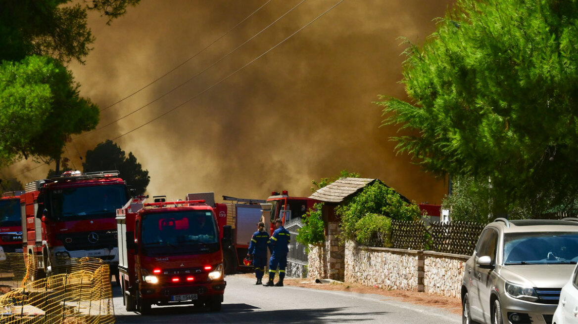 Μαίνεται η φωτιά στη Δυτική Αττική, 112 για εκκένωση των οικισμών Αγία Σκέπη, Κανδήλι και Μπότσικα 